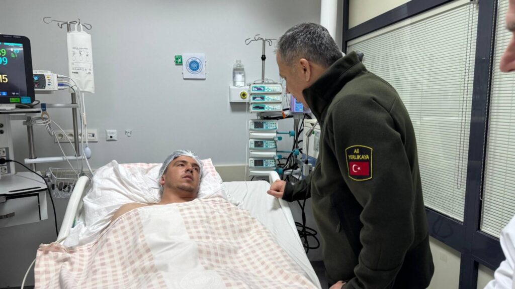 Bakan Yerlikaya, Konya’da çöken bina enkazından kurtarılan yaralıları hastanede ziyaret etti