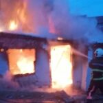 Devrilen kömür sobasından çıkan yangında ev alev alev yandı