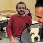 Karavanda köpeğiyle yaşıyor… Görme engelli öğretmen herkesi kendine hayran bırakıyor