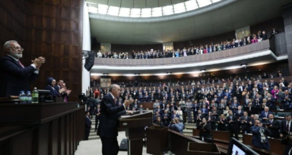 Kulislerde bu iddia konuşuluyor: istifa eden iki vekile rozetlerini Erdoğan takacak
