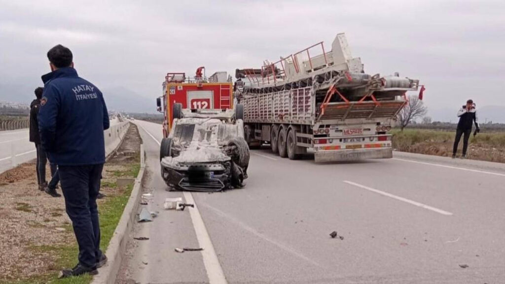 Otomobil, traktör ve motosiklet kavşakta çarpıştı