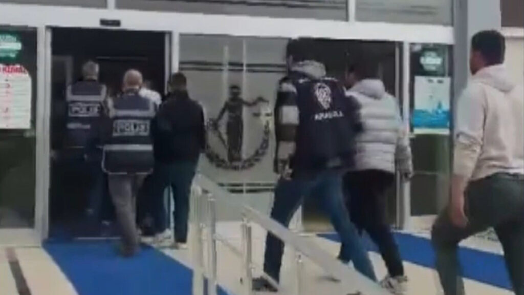 Polis denetimini bildirdiği iddia edilen 11 zanlı yakalandı