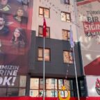 Zafer Partisi Genel Merkezi’ne “Evlatlarımızın katillerine af yok” yazılı pankart asıldı